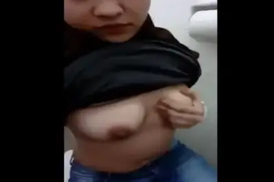 Video ABG Jilbab Hitam Masturbasi Di Toilet